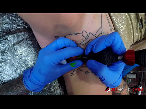 ❤️ Extremadamente tatuado hottie Sully Savage consiguió un tatuaje en su clítoris ❌ Video de porno en es.pornma-com.ru ❌️❤️❤️❤️❤️❤️❤️❤️
